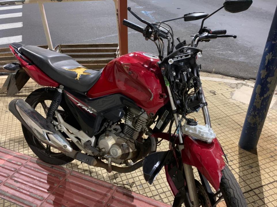 Foto 6 de 10 — Carro vai parar na calçada após acidente com moto no Centro de Araraquara